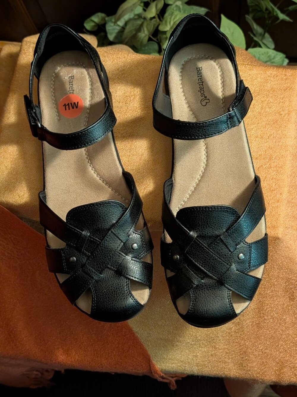 Look, BareTraps - Size 11w - Blk strap Huarache / Mary Jane style sandals